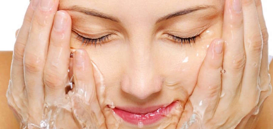 Pulire e idratare la pelle del viso dopo l’estate